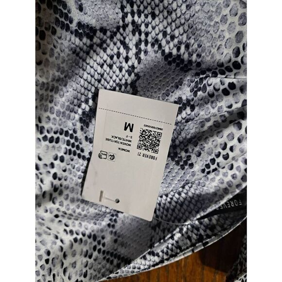 New Medium Forever21 Woven Snakeskin Print Open Back Hankerchief Shirt Top NWT - Picture 5 of 6